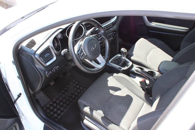 Kia Ceed (2018) 1.4 T-GDI 103kW manuál - fotka 26 z 32