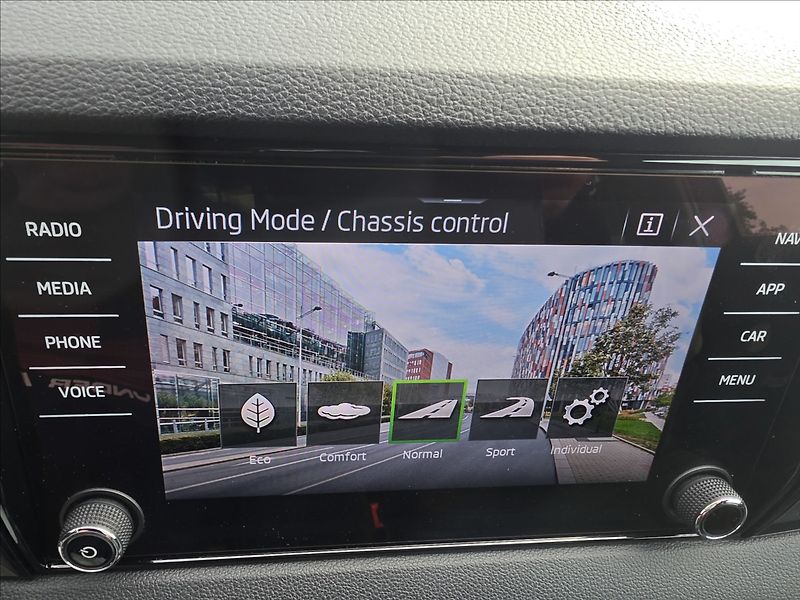 Škoda Karoq 1,5 TSi 110KW DSG Sportline TZ - fotka 24 z 46
