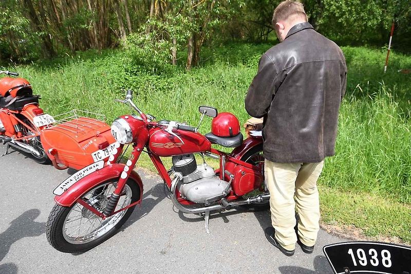 Na oblíbenou vyjížďku veteránů Po pašeráckých stezkách vyrazili řidiči se svými skvosty navzdory nepřízni počasí.