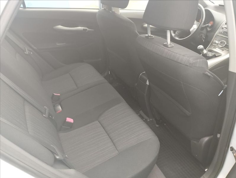 Toyota Auris 1,3 VVT-i 74KW - fotka 9 z 15