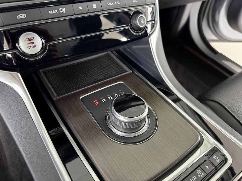 Jaguar XF 20d AUT*Panorama*Distronic - fotka 27 z 43