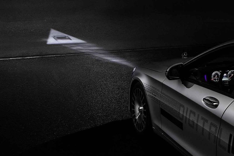 Digital Light: Mercedes-Benz představil nové světlomety.