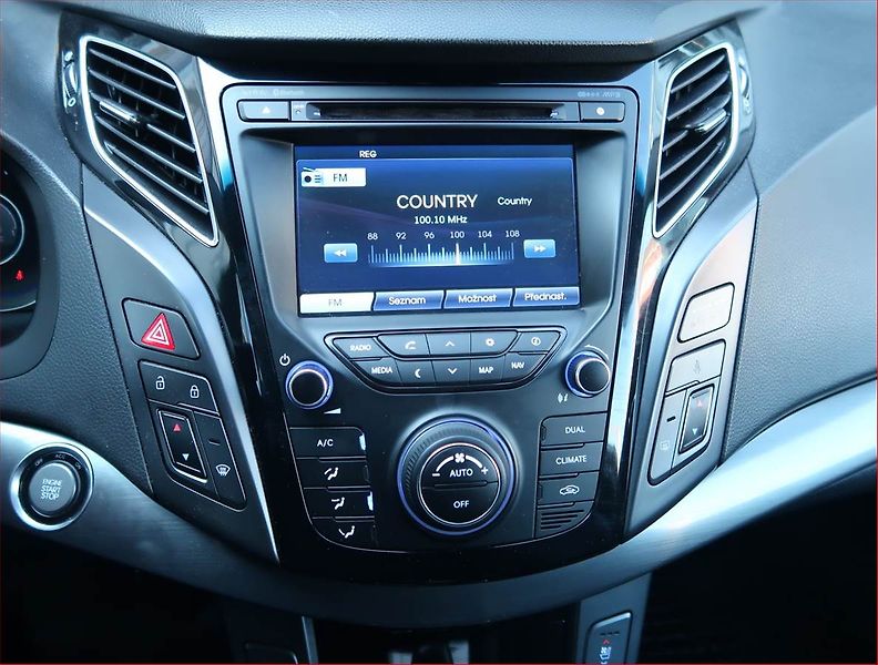Hyundai i40 (2013) 1.7 CRDi, Navi, Xenony - fotka 12 z 17