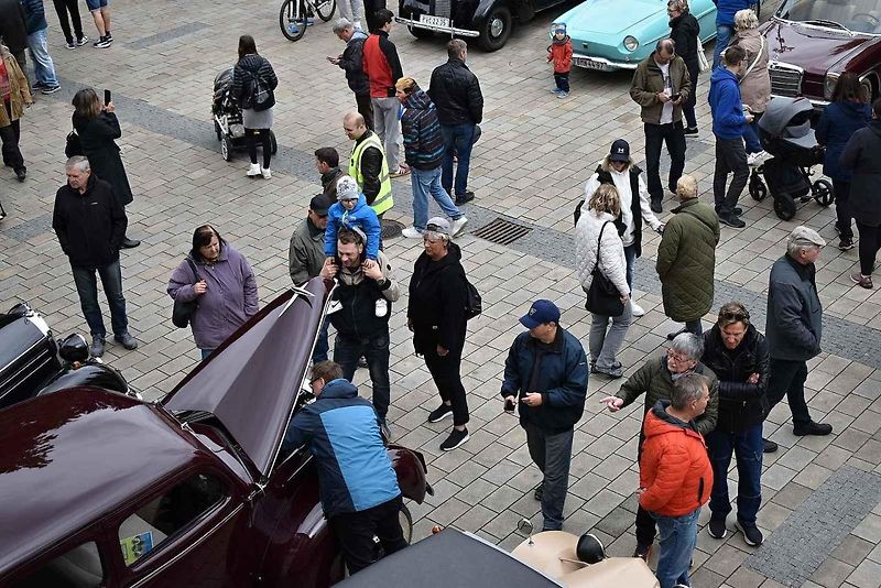Tradiční sraz autoveteránistů na náměstí T. G. Masaryka v Prostějově. 18. května 2025