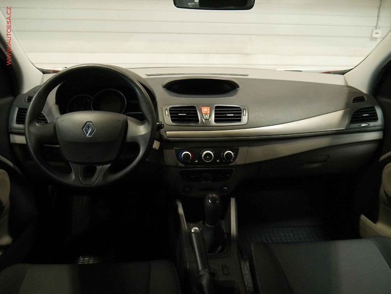 Renault Mégane (2009) 1.6i, 2.maj,ČR, AC, tažné - fotka 8 z 18