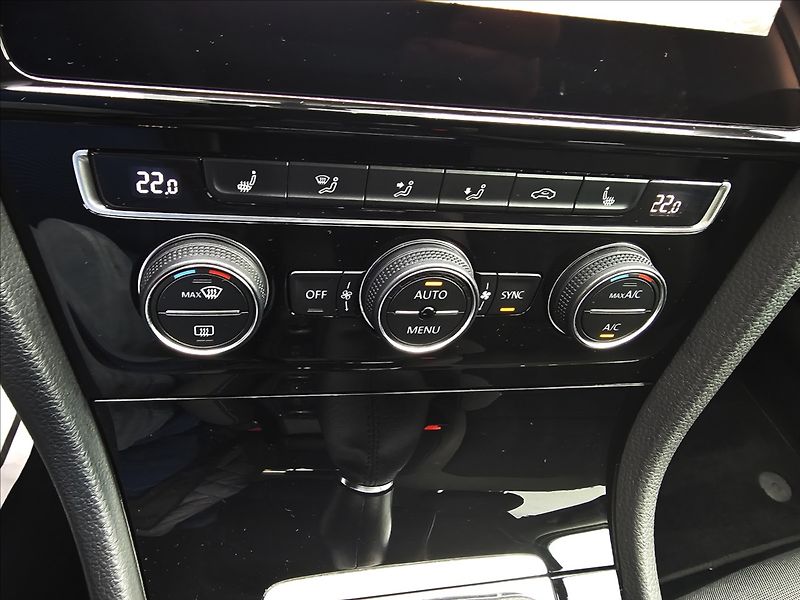 Volkswagen Golf VII 1,4 TSi Highline NAVI - fotka 21 z 52
