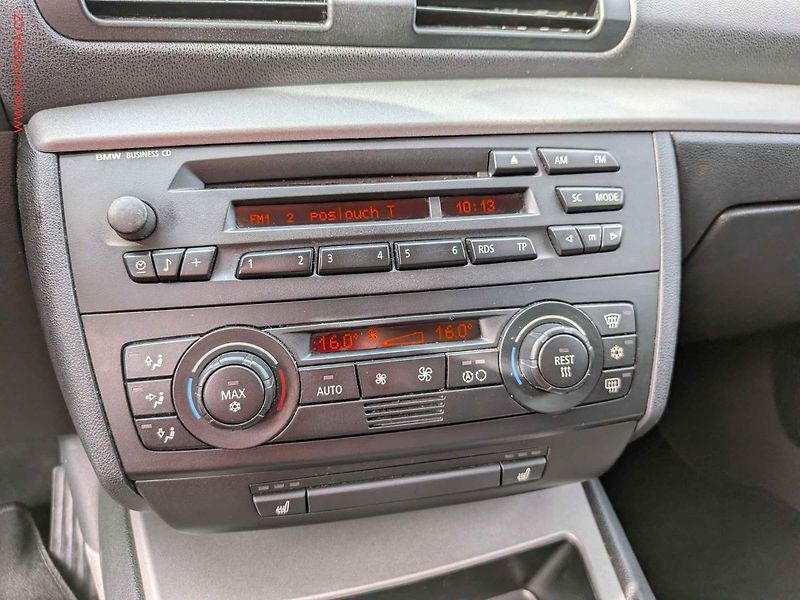 BMW Řada 1 (2005) 2.0d, AC, výhřev sed - fotka 12 z 12