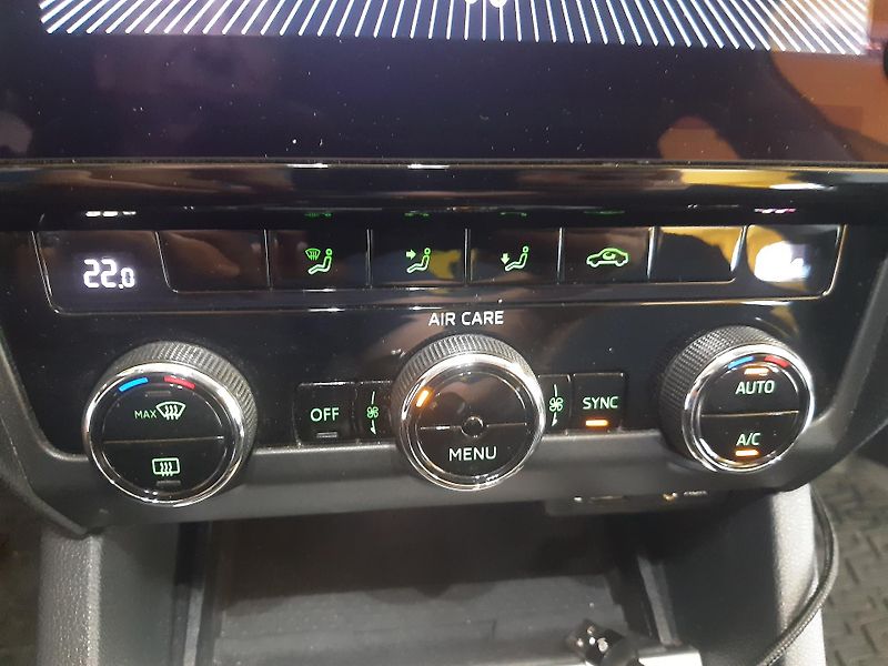 Škoda Octavia 1.6 TDI NAVI KAMERA APP - fotka 16 z 28