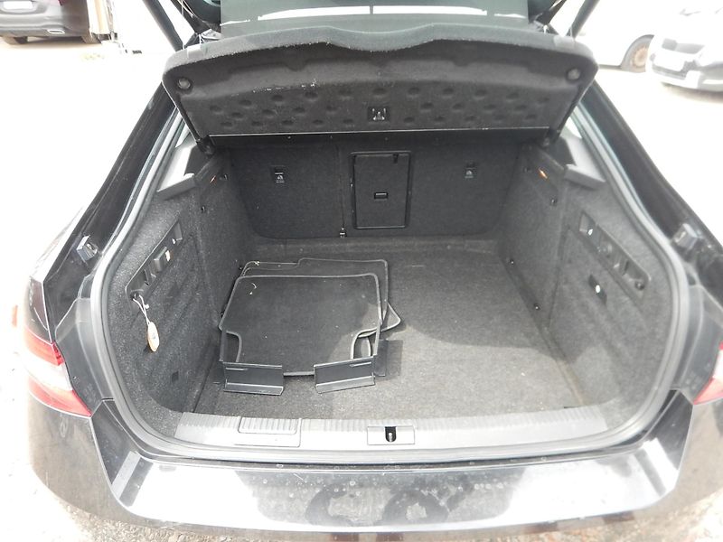 Škoda Superb 2.0 TDI, DSG, 4x4, TAŽNÉ - fotka 14 z 35