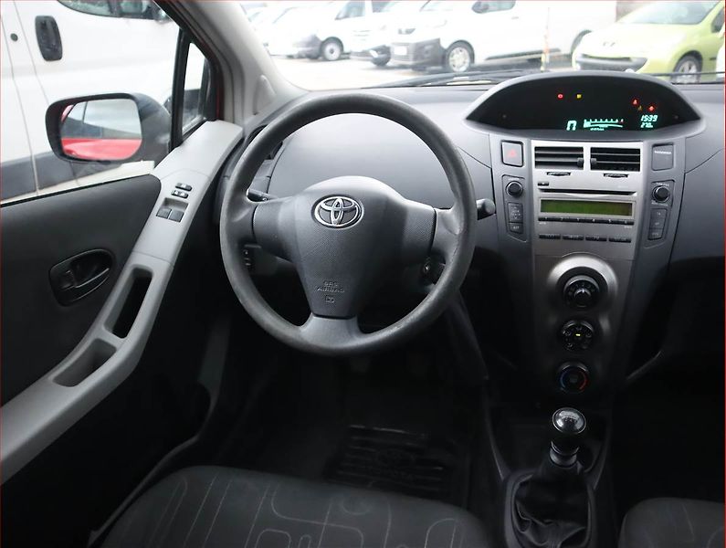 Toyota Yaris (2009) 1.33 Dual VVT-i, Serv.kniha - fotka 7 z 15