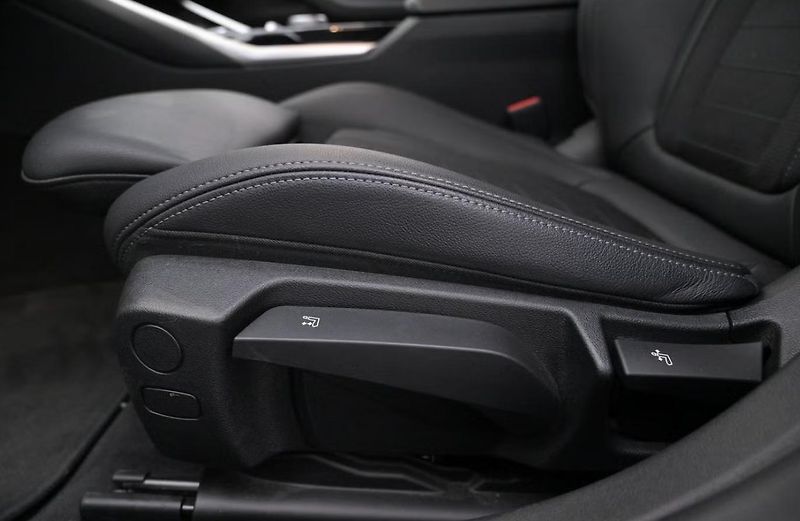 BMW i4 eDrive40 GC SoH 96% Tažné Kam - fotka 9 z 26
