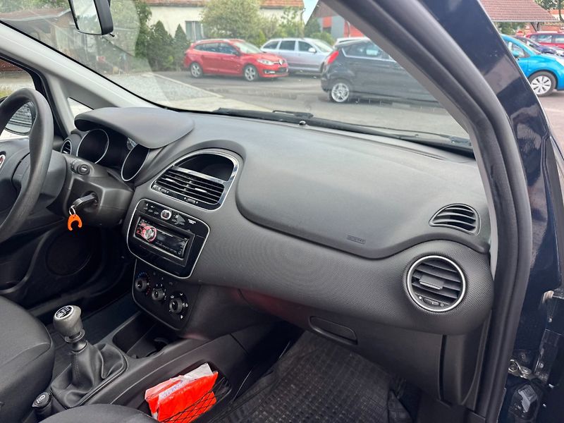 Fiat Punto (2015) 1.2i 51kW - fotka 27 z 29
