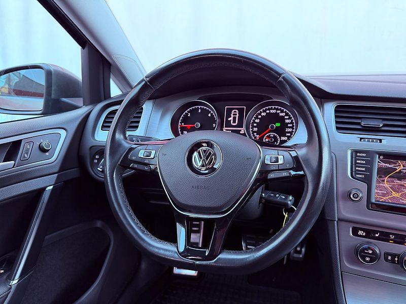 Volkswagen Golf 1.6 TDi DSG Highline, Navi - fotka 16 z 28