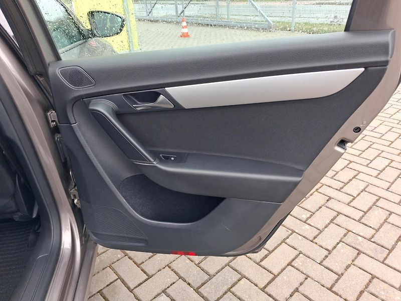 Volkswagen Passat (2011) 1,4TSi NAVI VYHŘ.SED, 2x KOLA - fotka 18 z 38