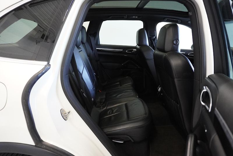 Porsche Cayenne 3,0 S E-HYBRID 4WD AUT. - fotka 17 z 20