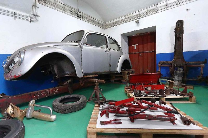 01 - Automobilový nadšenec a sběratel Jaromír Kostlivý otevřel ve Stodu u Plzně nové muzeum veteránů věnované vozům značek Volkswagen Brouk a Porsche. Návštěvníci uvidí naleštěné brouky i auta v procesu renovace, expozice čítá na 40 vozů.