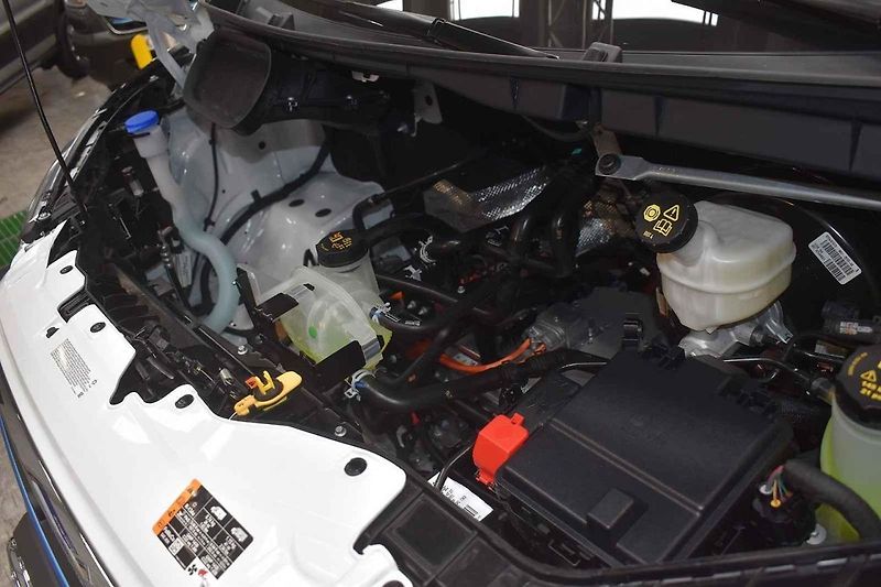 Testovaný Ford-E Transit působil mezi žlutými dodávkami jako stříbrná vrána