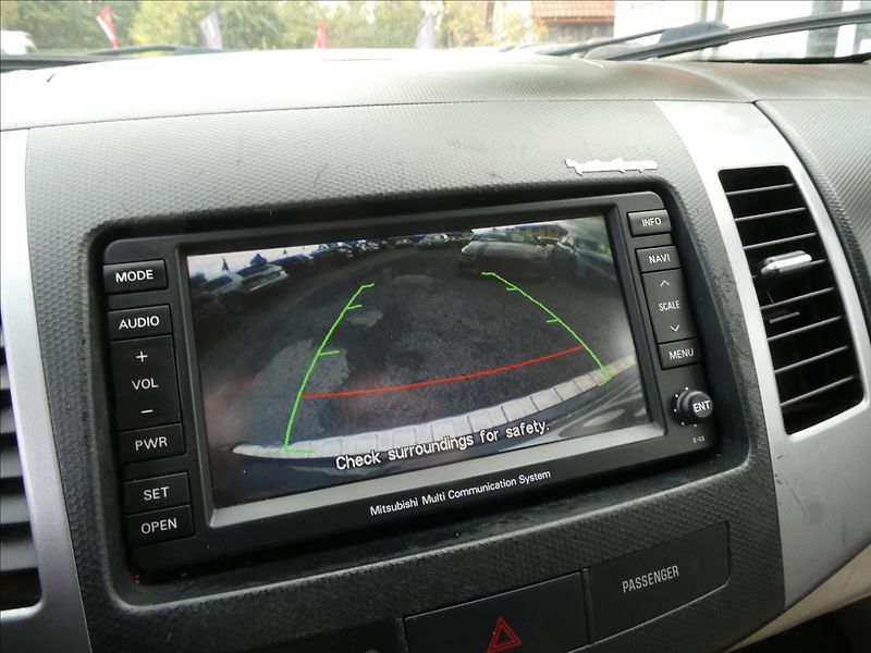 Mitsubishi Outlander 2,4 i 125kW 7.míst,4x4,automat - fotka 30 z 35