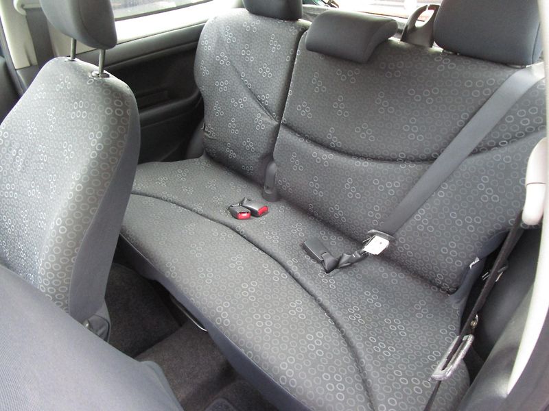 Toyota Yaris 1,0-48KW+NOVÝ OLEJ+FILTR - fotka 8 z 12