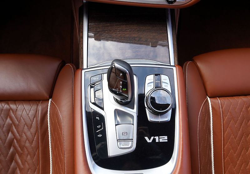 BMW Ostatní M760Li xDrive/6.6i/V12/590PS - fotka 34 z 47