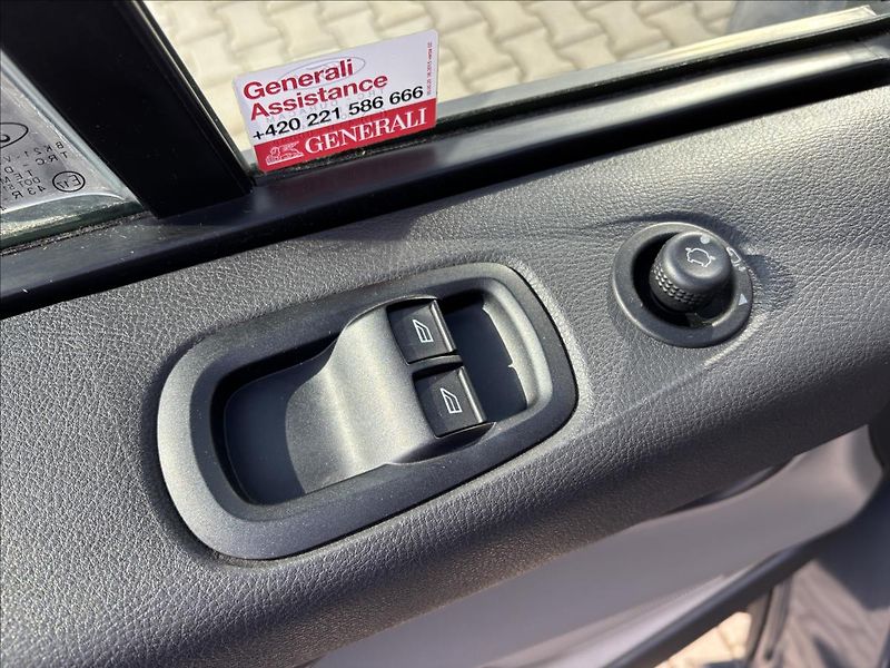Ford Tourneo Custom 2,2 TDCi 92kW L1 - fotka 21 z 34