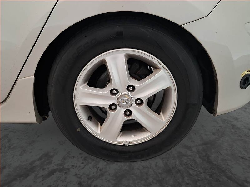 Hyundai i30 (2011) 1.4 CVVT, LPG, po STK, Tažné - fotka 15 z 16