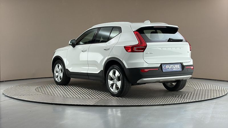 Volvo XC40 2.0 T3 AUT Momentum Pro - fotka 2 z 28