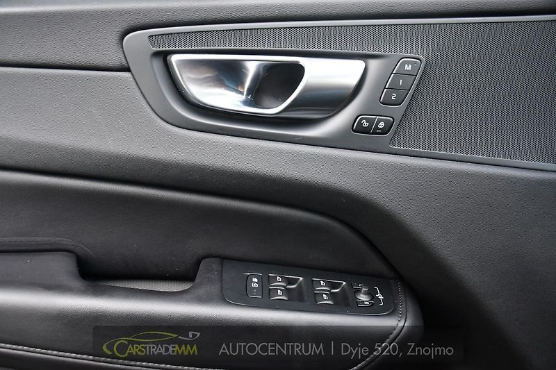 Volvo XC60 2.0T8 R-Desing RECHARGE - fotka 26 z 54