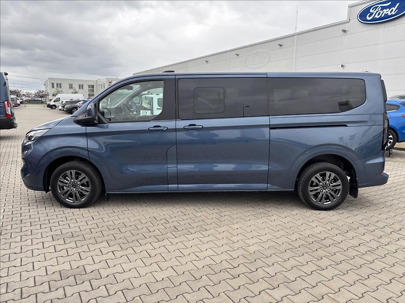 Ford Tourneo Custom 2,0 EcoBlue 125kW L2 Titanium - fotka 2 z 47