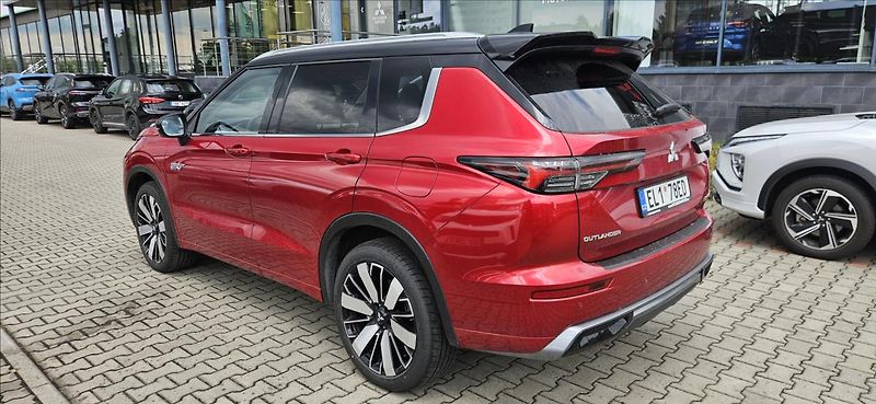 Mitsubishi Outlander 2,4 PHEV 4x4  INSTYLE - fotka 6 z 20