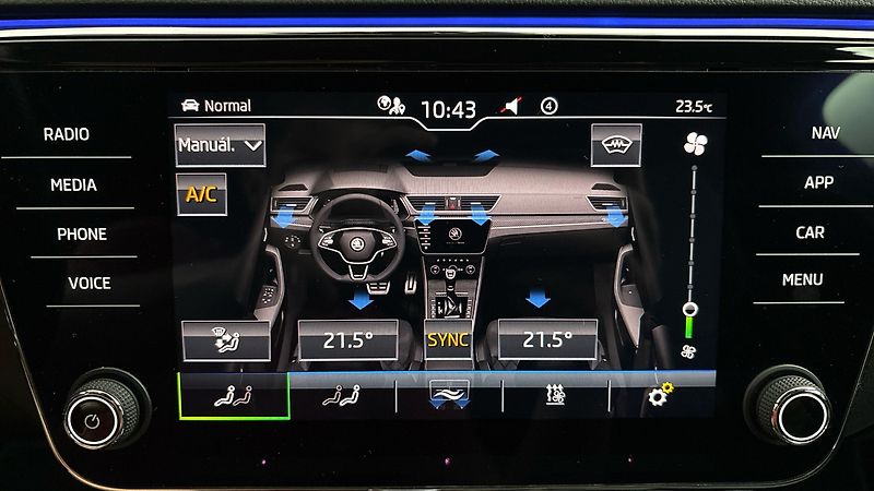 Škoda Superb 2.0 TSI DSG Sportline Combi - fotka 30 z 33