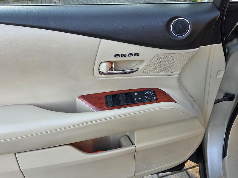 Lexus RX 450h (2011) - fotka 21 z 23