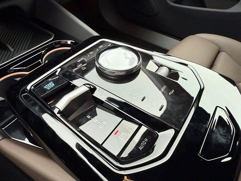 BMW i5 eDrive40 360 HuD ACC Venti - fotka 12 z 13