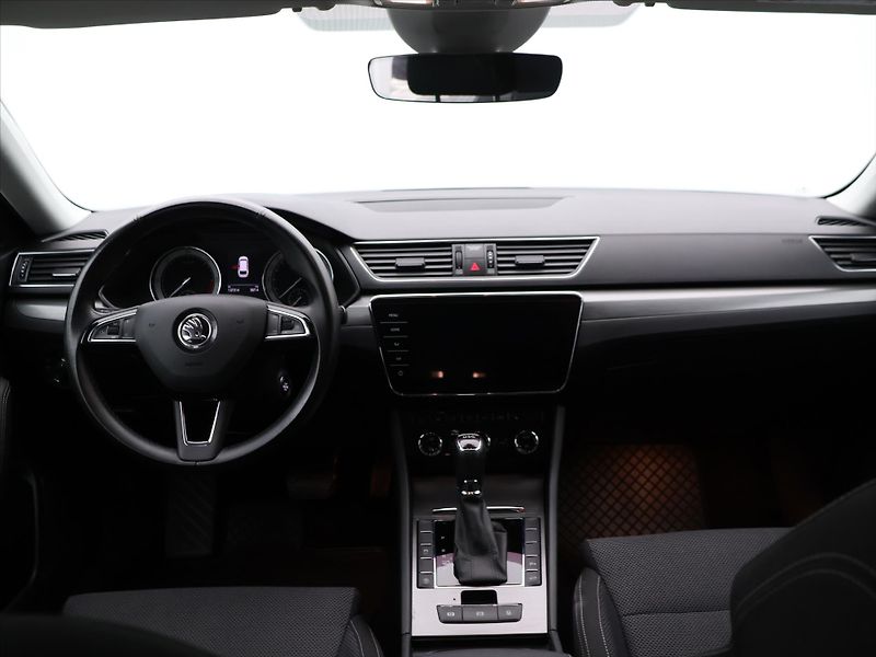 Škoda Superb 2,0 TDI 140kW DSG Style LED - fotka 26 z 34