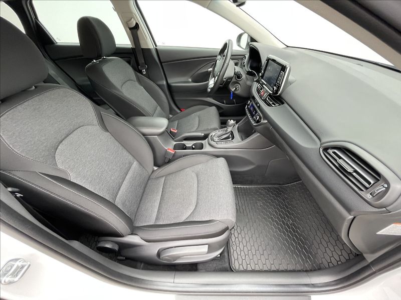 Hyundai i30 1,5 T-GDI AT7 Combi Smart PDC - fotka 17 z 22