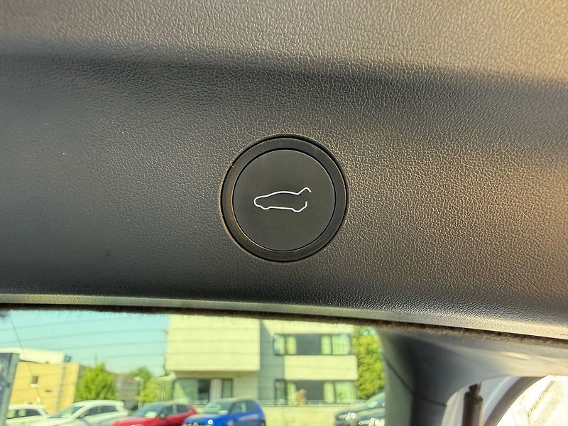 Tesla Model Y Standrart Range LFP Tažné - fotka 39 z 43