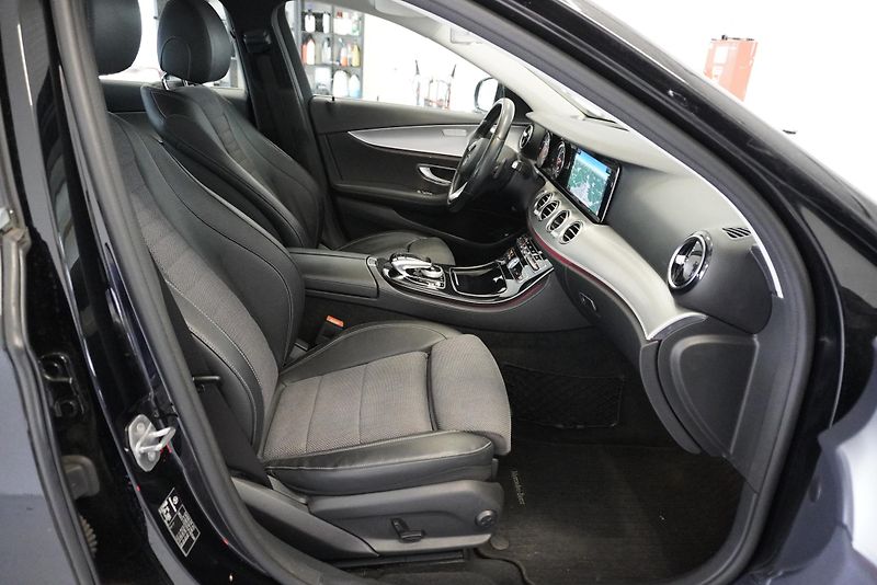 Mercedes-Benz Třídy E 3,0D V6 AUTOMAT - fotka 25 z 27