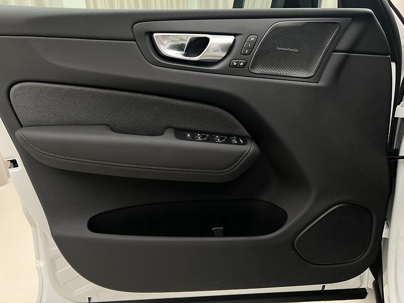 Volvo XC60 B5 AWD BLACK EDITION PLUS AUT  - fotka 7 z 48