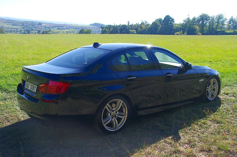 BMW Řada 5 (2012) 550i XDRIVE automat. 2.majitel - fotka 11 z 30