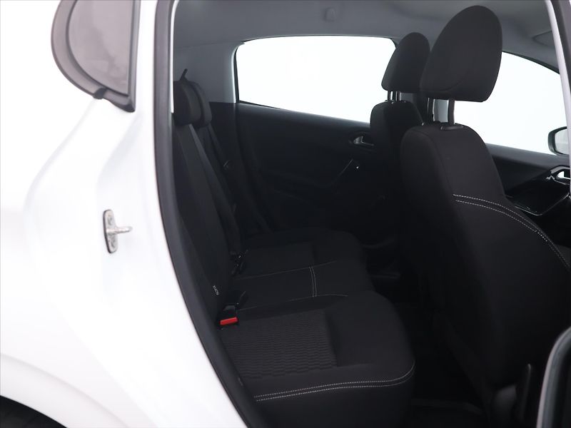 Peugeot 208 1,2 PureTech Klima CZ 1.Maj. - fotka 13 z 32