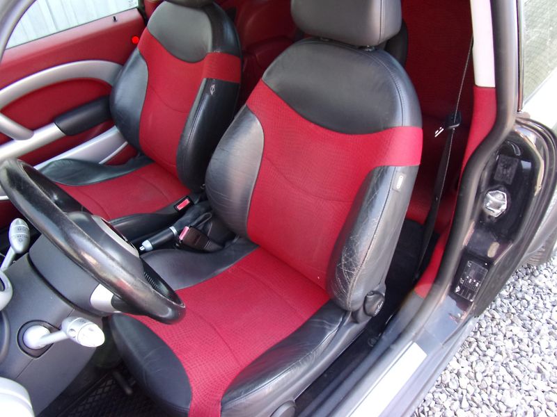 Mini Cooper (2003) 1.6i 85kW  SYMPATICKÝ VŮZ - fotka 13 z 18