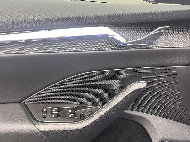 Škoda Octavia 2.0 TDI DSG Style, 1.majitel - fotka 14 z 29