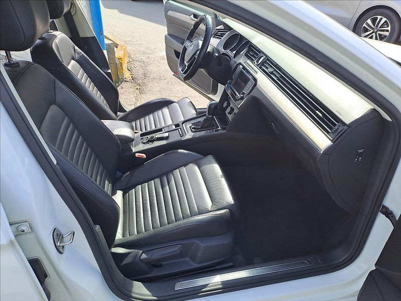Volkswagen Passat 2,0 TSI 162 kW - fotka 8 z 17