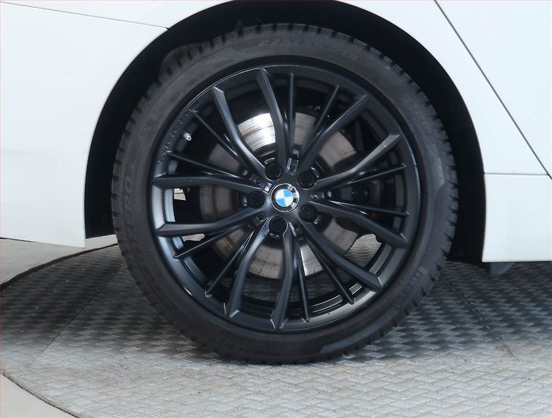 BMW Řada 5 (2020) 530d xDrive - fotka 14 z 15