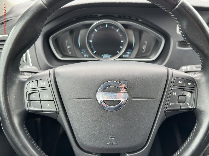 Volvo V40 (2014) 1.6 D, AC, tempo, park.čidla - fotka 12 z 16
