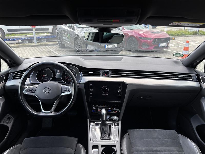 Volkswagen Passat 2,0 TDI R-Line 140kW - fotka 16 z 47