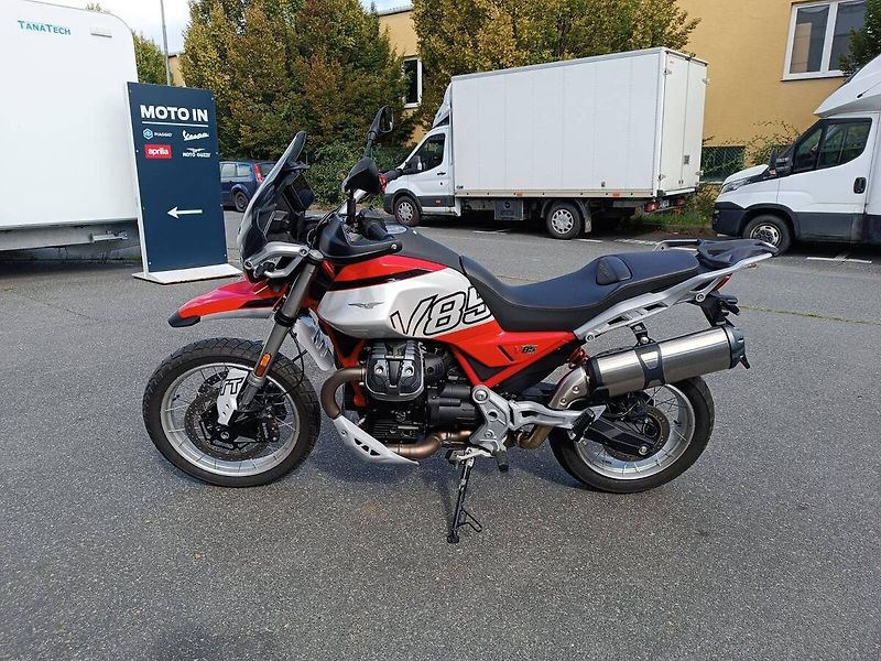 Moto Guzzi V 85 TT (2026) Rosso Fuji - fotka 4 z 13
