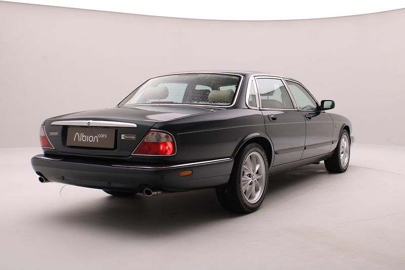 Jaguar XJ V8 4.0 SOVEREIGN AUT - fotka 12 z 31