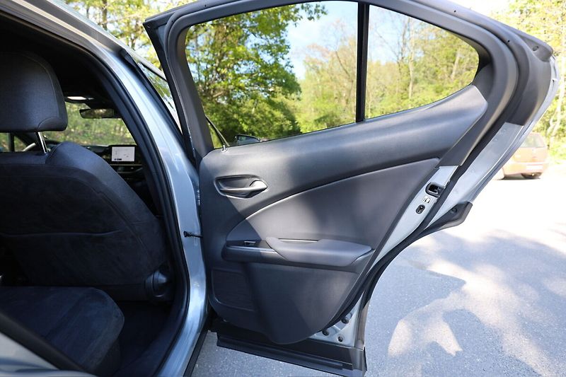 Lexus UX 300h 300H 2,0 HEV BUSINESS TECH - fotka 23 z 28
