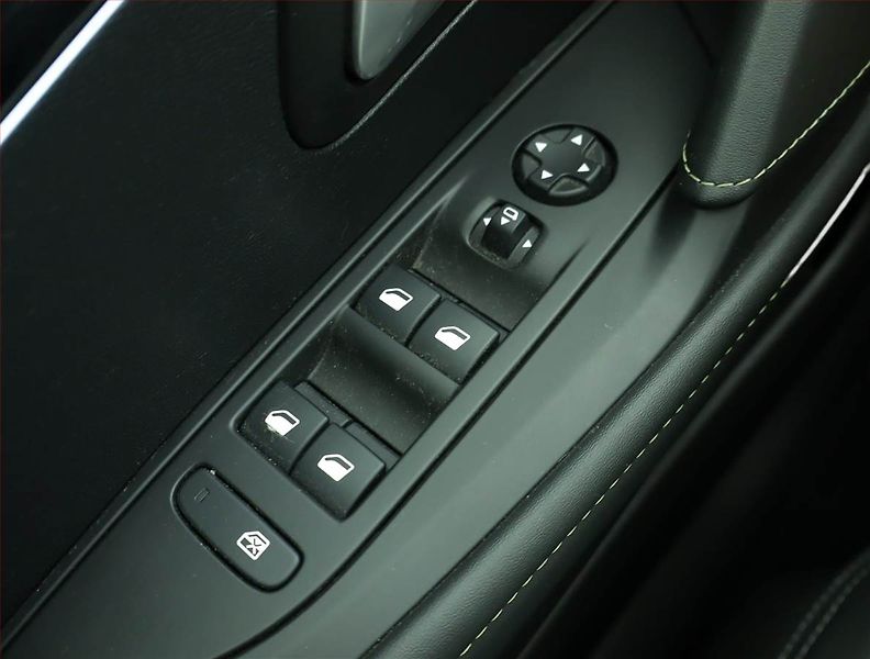 Peugeot 208 (2020) GT 50 kWh, SoH 95%, Automat - fotka 15 z 19